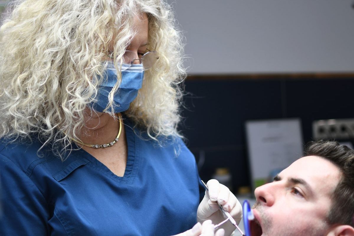 Zahnärztliche Behandlung Dental-Lux schmerzfreie Zahnmedizin Mosonmagyaróvár