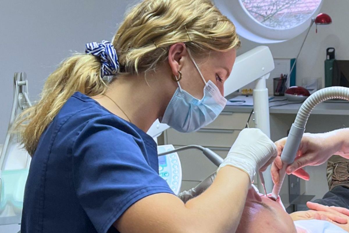 Moderne Zahnbehandlung professionelle Zahnreinigung Zahnsteinentfernung Dental-Lux